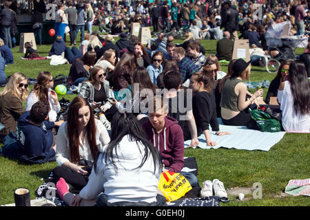 Copenhagen, Danimarca, 1 maggio 2016: i partecipanti al Labor Day celebrazione in Faelledparken, Copenaghen. Credito: OJPHOTOS/Alamy Live News Foto Stock