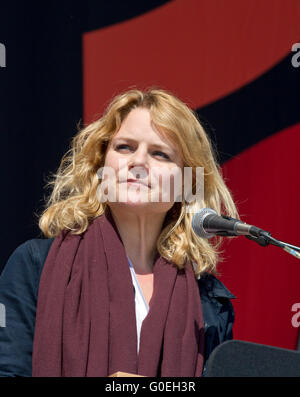 Copenhagen, Danimarca, 1 maggio, 2016. Membro del Parlamento e portavoce politico per la Red-Green Alliance party (Enhedslisten), Johanne Schmidt Nielsen, parla a livello internazionale giorno della festa dei lavoratori, la Giornata del Lavoro in Faelledparken, il comune di Copenaghen. Una campagna popolare e il festival giornata piena di discorsi politici e di intrattenimento. Credito: Niels Quist/Alamy Live News Foto Stock