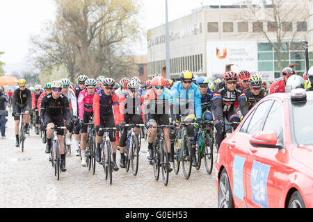 Middlesbrough, Inghilterra. Il 1 maggio 2016. fase 3 del Tour de Yorkshire è in corso come piloti sono portano fuori dai veicoli ufficiali Credito: Dan Cooke/Alamy Live News Foto Stock