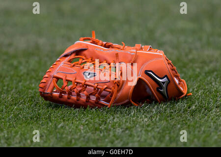 Milwaukee, WI, Stati Uniti d'America. 30 apr, 2016. Miami Marlins diritto fielder Ichiro Suzuki guanto prima della Major League Baseball gioco tra il Milwaukee Brewers e il Miami Marlins a Miller Park di Milwaukee, WI. John Fisher/CSM/Alamy Live News Foto Stock