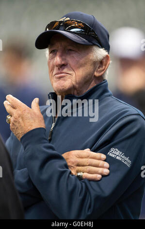 Milwaukee, WI, Stati Uniti d'America. 30 apr, 2016. Bob Uecker prima della Major League Baseball gioco tra il Milwaukee Brewers e il Miami Marlins a Miller Park di Milwaukee, WI. John Fisher/CSM/Alamy Live News Foto Stock