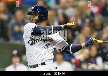 Milwaukee, WI, Stati Uniti d'America. 30 apr, 2016. Milwaukee Brewers shorstop Jonathan Villar #5 fino a bat nella Major League Baseball gioco tra il Milwaukee Brewers e il Miami Marlins a Miller Park di Milwaukee, WI. John Fisher/CSM/Alamy Live News Foto Stock