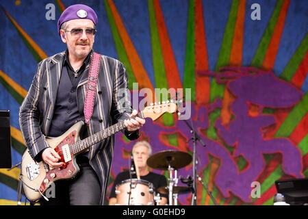 New Orleans, Louisiana, Stati Uniti d'America. 28 apr, 2016. Musicista Elvis Costello suona dal vivo durante il New Orleans Jazz & Heritage Festival al Fair Grounds Race Course a New Orleans, Louisiana © Daniel DeSlover/ZUMA filo/Alamy Live News Foto Stock