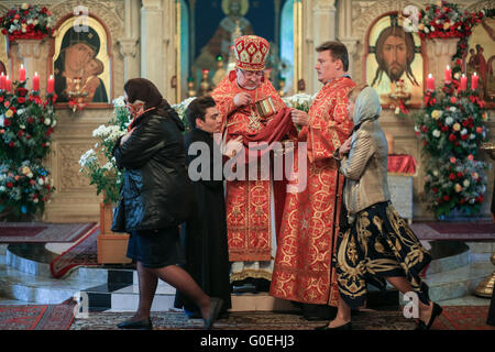 Baku in Azerbaijan. 01 Maggio, 2016. I cittadini di Azerbaigian cristiano ortodosso di donne si stanno muovendo l Eucaristia durante la processione di Pasqua. © Aziz Karimov/Pacific Press/Alamy Live News Foto Stock