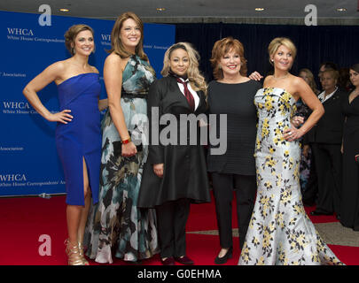 Washington, Distretto di Columbia, Stati Uniti d'America. 30 apr, 2016. Da sinistra a destra, il cast della vista Paula Faris, Michelle Collins, raven-Symone, Gioia Behar e Candace Cameron-Bure arriva per il 2016 Casa Bianca corrispondenti di associazione cena annuale presso il Washington Hilton Hotel di Sabato, 30 Aprile 2016.Credit: Ron Sachs/CNP. © Ron Sachs/CNP/ZUMA filo/Alamy Live News Foto Stock