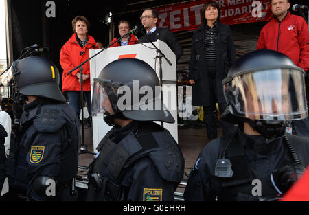 Zwickau, Germania. 01 Maggio, 2016. I membri della polizia tedesca fissare la zona circostante il tedesco il Ministro della giustizia Heiko Maas indietro (C) durante il suo discorso in un giorno di maggio rally in Zwickau, Germania, 01 maggio 2016. Il rally dalla confederazione dei sindacati tedeschi (DGB) durante il quale la Maas ha parlato tra gli altri è stata turbata da anti-Islam contestatori. Foto: HENDRIK SCHMIDT/dpa/Alamy Live News Foto Stock