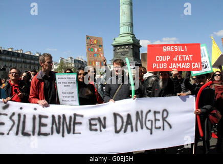 (160501) -- Parigi, 1 maggio 2016 (Xinhua) -- la gente a prendere parte alla parata del giorno del lavoro a Parigi in Francia il 1 maggio 2016. Manifestanti hanno realizzato una nuova spinta a forza il governo francese a goccia una bozza di disegno di legge di riforma del paese Codice del lavoro. (Xinhua/Zheng Bin) Foto Stock
