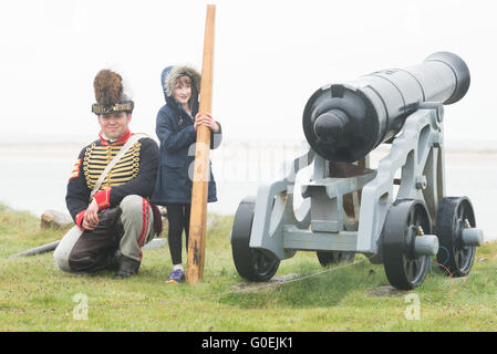 Fort Belan, Caernarfon, Gwynedd, Regno Unito. Il 1 maggio, 2016. Sette anni di Elissa Gibson, destra, ha vinto la possibilità di incendio il 24 pound cannon a Fort Belan supervisionati da Yaron Thau, a sinistra della Anglesey ussari, come parte della Bank Holiday fund raising per ripristinare Fort Belan, un epoca napoleonica fort nel nord-ovest del Galles. Credito: Michael Gibson/Alamy Live News Foto Stock