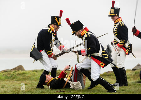 Fort Belan, Caernarfon, Gwynedd, Regno Unito. Il 1 maggio, 2016. Un soldato di Anglesey ussari a cavallo artiglieria, in pantaloni grigi, combattendo Marines americani durante un weekend festivo 1812 battaglia rievocazione, come parte della raccolta fondi per ripristinare Fort Belan, un epoca napoleonica fort nel nord-ovest del Galles. Credito: Michael Gibson/Alamy Live News Foto Stock