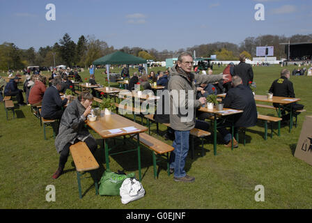 Copenhagen, Danimarca. Il 1 maggio, 2016. Ms.Lizette Risgaard Danimarca nuove Preisent del danese lo organizzazione del lavoro su 1st.Maggio tour per celetation della festa del lavoro in Faelledparek a Copenaghen, ella greeys tutti e ciascuno da varie parti della società e la professione e di partiti politici, ella è la Danimarca la nuova terra di ferro e di tipo oggi personalità di domenica in Copenhagen DANIMARCA. Credito: Francesco Giuseppe decano / Deanpictures/Alamy Live News Foto Stock