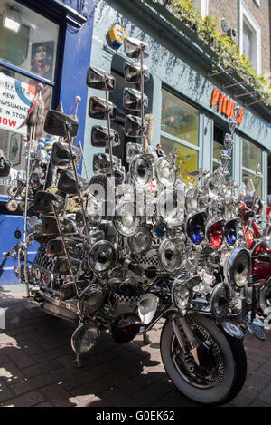 Londra, Regno Unito. Il 1 maggio 2016. Scooters riuniti in Carnaby Street, Londra per l annuale Buckingham Palace Scooter Run Credit: Peter Manning/Alamy Live News Foto Stock