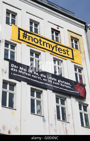 Berlino, Germania, 01/Mag/2016. La facciata di casa con un segno proclamando #notmyfest e una dichiarazione politica sul utilizzando il 1 maggio per protestare e non parte Foto Stock
