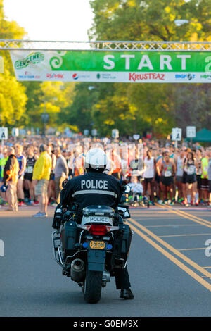 Eugene, OR, Stati Uniti d'America. Il 1 maggio, 2016. Motociclo poliziotto pronto a condurre i corridori attraverso il corso del 2016 Eugene Marathon una USATF sancita Boston il qualificatore di Eugene O. Joshua Rainey/Alamy Live News Foto Stock