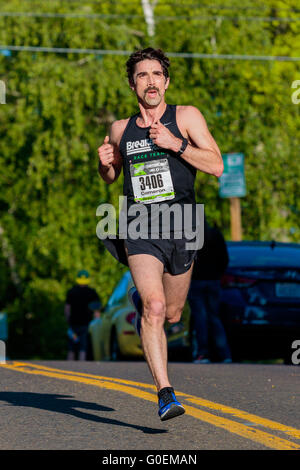 Eugene, OR, Stati Uniti d'America. Il 1 maggio, 2016. Cameron Thomas proviene oltre la collina a mile 8 del 2016 Eugene Marathon una USATF sancita Boston il qualificatore di Eugene O. Joshua Rainey/Alamy Live News Foto Stock