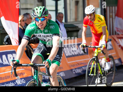 Pola de Lena, Spagna. Il 1 maggio, 2016. Jonathan Lastra (Caja Rural) corse durante la seconda fase di "Vuelta Ciclista a Asturias' (Tour in Bicicletta delle Asturie) maggio su 1, 2016 in Pola de Lena, Spagna. Credito: David Gato/Alamy Live News Foto Stock