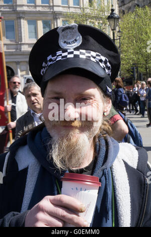 Londra,l'Inghilterra,REGNO UNITO : 1 Maggio 2016 : migliaia di prendere parte nel giorno di maggio marzo a Londra e detiene un rally in Trafalgar Sqaure, Londra. Credito: Vedere Li/Alamy Live News Foto Stock