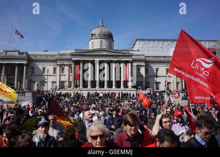 Londra,l'Inghilterra,REGNO UNITO : 1 Maggio 2016 : migliaia di prendere parte nel giorno di maggio marzo a Londra e detiene un rally in Trafalgar Square a Londra. Credito: Vedere Li/Alamy Live News Foto Stock