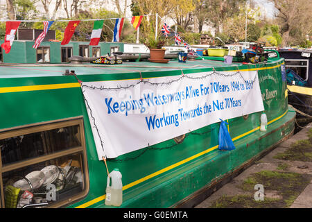 Londra, Regno Unito. Il 1 maggio, 2016. Battelli si riuniranno presso la piccola Venezia sul Grand Union Canal per le vie navigabili interne Cavalcata di associazione. Credito: Joe Dunckley/Alamy Live News Foto Stock