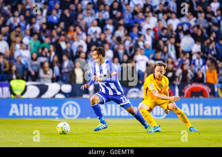 Celso Borges dribbling la sfera durante La Liga BBVA match tra RC Deportivo de la Coruña e FC Barcellona a Stadio Riazor il 20 aprile 2016 a La Coruña, Spagna. Foto Stock