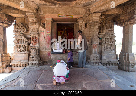 Unidentified persone locali pregare all interno Harshat Mata Temple accanto al Chand Baori in Abhaneri Foto Stock