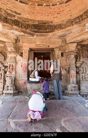 Unidentified persone locali pregare all interno Harshat Mata Temple accanto al Chand Baori in Abhaneri Foto Stock