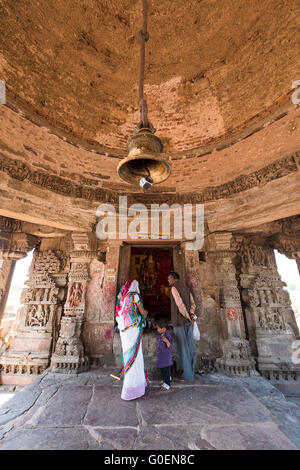 Unidentified persone locali pregare all interno Harshat Mata Temple accanto al Chand Baori in Abhaneri Foto Stock