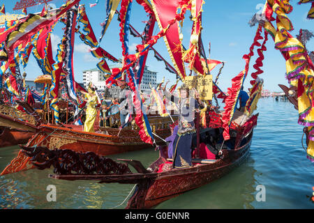 Signora Bajau eseguire daling-daling danza sulla barca tradizionale chiamato Lepa decorate con colorfull vela conosciuta come Sambulayang Foto Stock