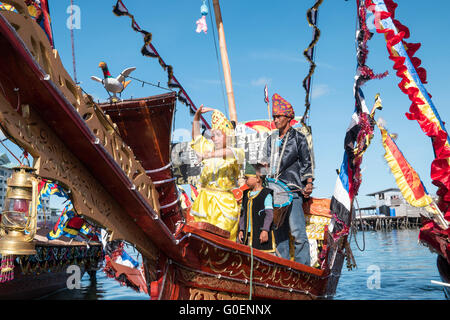 Signora Bajau eseguire daling-daling danza sulla barca tradizionale chiamato Lepa decorate con colorfull vela conosciuta come Sambulayang Foto Stock