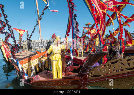 Signora Bajau eseguire daling-daling danza sulla barca tradizionale chiamato Lepa decorate con colorfull vela conosciuta come Sambulayang Foto Stock