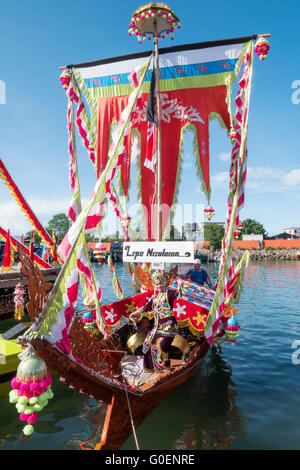 Signora Bajau eseguire daling-daling danza sulla barca tradizionale chiamato Lepa decorate con colorfull vela conosciuta come Sambulayang Foto Stock