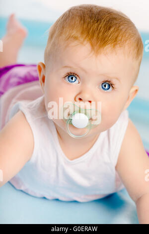 Bellissimo bambino con un succhietto. Close-up. Foto Studio Foto Stock