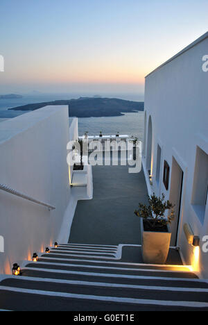 Modo di piccole dimensioni con le scale sulla isola di Santorini in greco Foto Stock