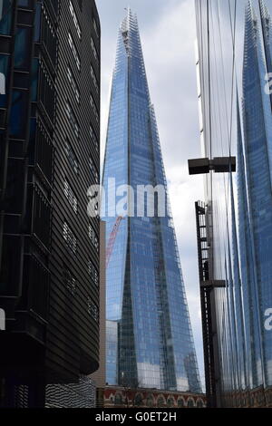 La Shard visto da più Londra Riverside con dietro le nuvole e la sua riflessione su un altro edificio sulla sua facciata a destra. Foto Stock
