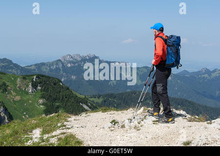 Escursionista di fronte al monte Kampenwand Foto Stock