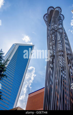 Charlotte NC skyline e scene di strada durante il giorno Foto Stock