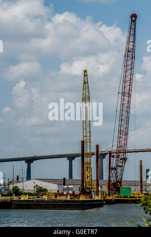 Costruzione di barche sul fiume Foto Stock