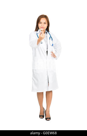 Donna asiatica medico sorridente smettere di fumare Akimbo Foto Stock