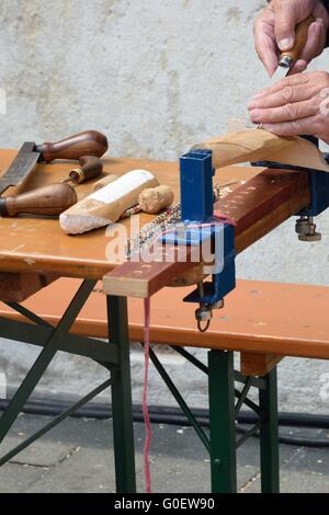 L'uomo intagliare il legno sul banco di lavoro Foto Stock