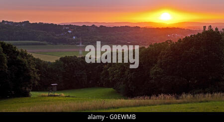 Suggestivo tramonto in un paesaggio collinare di Herford Foto Stock