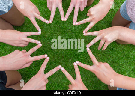 Molte armi di bambini con le mani facendo star Foto Stock