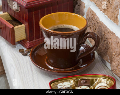 Tazza di caffè, dolci, caffè macinacaffè. still life Foto Stock