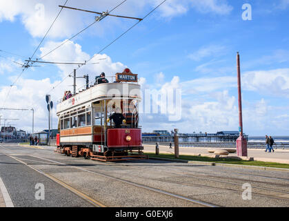 Marton box auto 31 viaggia lungo il lungomare di Blackpool, Lancashire, Regno Unito come parte di un patrimonio tram weekend Foto Stock