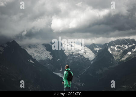 Viaggiatore maschio e l'estate montagna paesaggio tempestoso Foto Stock