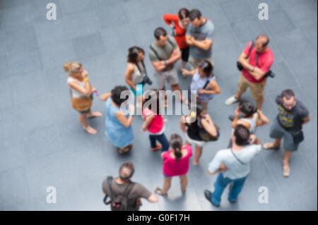 I turisti intorno alla guida, vista dall'alto, sfocato Foto Stock