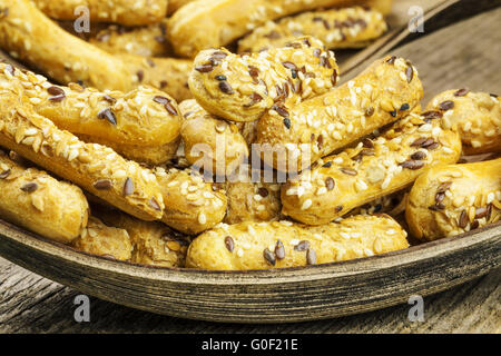 Biscotti con semi di cumino sul vecchio tavolo Foto Stock