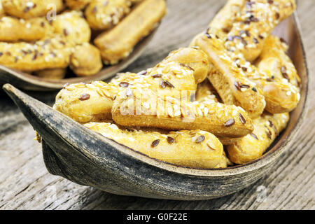 Biscotti con semi di cumino sul tavolo di legno Foto Stock