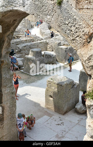 I turisti durante la visita dell'Arena di Pola Foto Stock