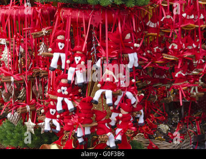 Rosso decorazioni di Natale ad un mercatino di Natale Foto Stock