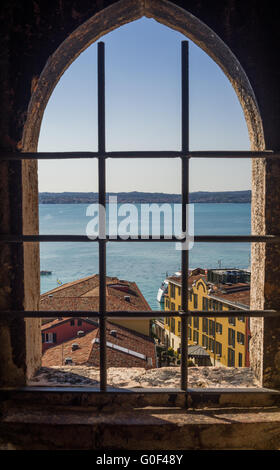 Vista sul Lago di Garda e Sirmione Vecchia città in Italia Foto Stock