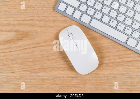Pulire il desktop con la tastiera e il mouse sulla quercia rossa superficie Foto Stock
